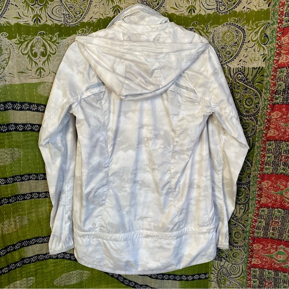 Lululemon 2015 Nimbus Puff White Silver Spoon Miss Misty Jacket Size 6 - Picture 11 of 16